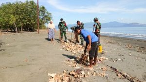 Peduli Lingkungan Satgas Yonif RK 732/Banau Bersihkan Pantai Halmahera Utara