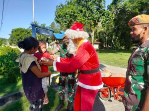 Uniknya Personel Satgas Yonarhanud 11/WBY Menjadi Sinterklas Natal 2021 di Desa Allang Asaude