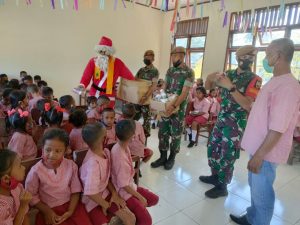 Uniknya Personel Satgas Yonarhanud 11/WBY Menjadi Sinterklas Natal 2021 di Desa Allang Asaude