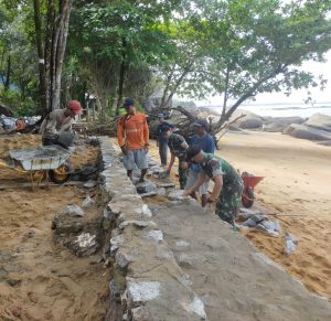 Cegah Abrasi Pantai, Satgas Yonmek 643/Wns dan Warga Bangun Tanggul Penahan Abrasi Di Pantai Perbatasan