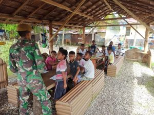 Personel Satgas Yonarhanud 11/WBY Jadi Tenaga Pendidik Anak Putus Sekolah Di Perbatasan