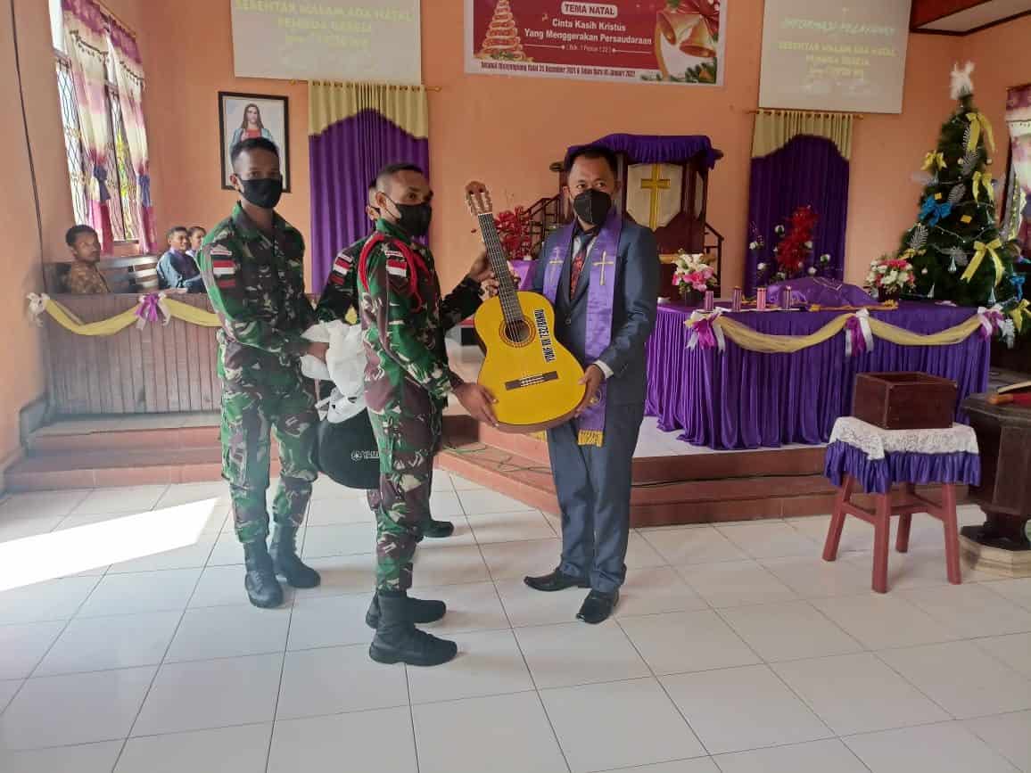 Tingkatkan Toleransi Beragama Satgas Yonif RK 732/Banau Serahkan Alat Musik Gitar