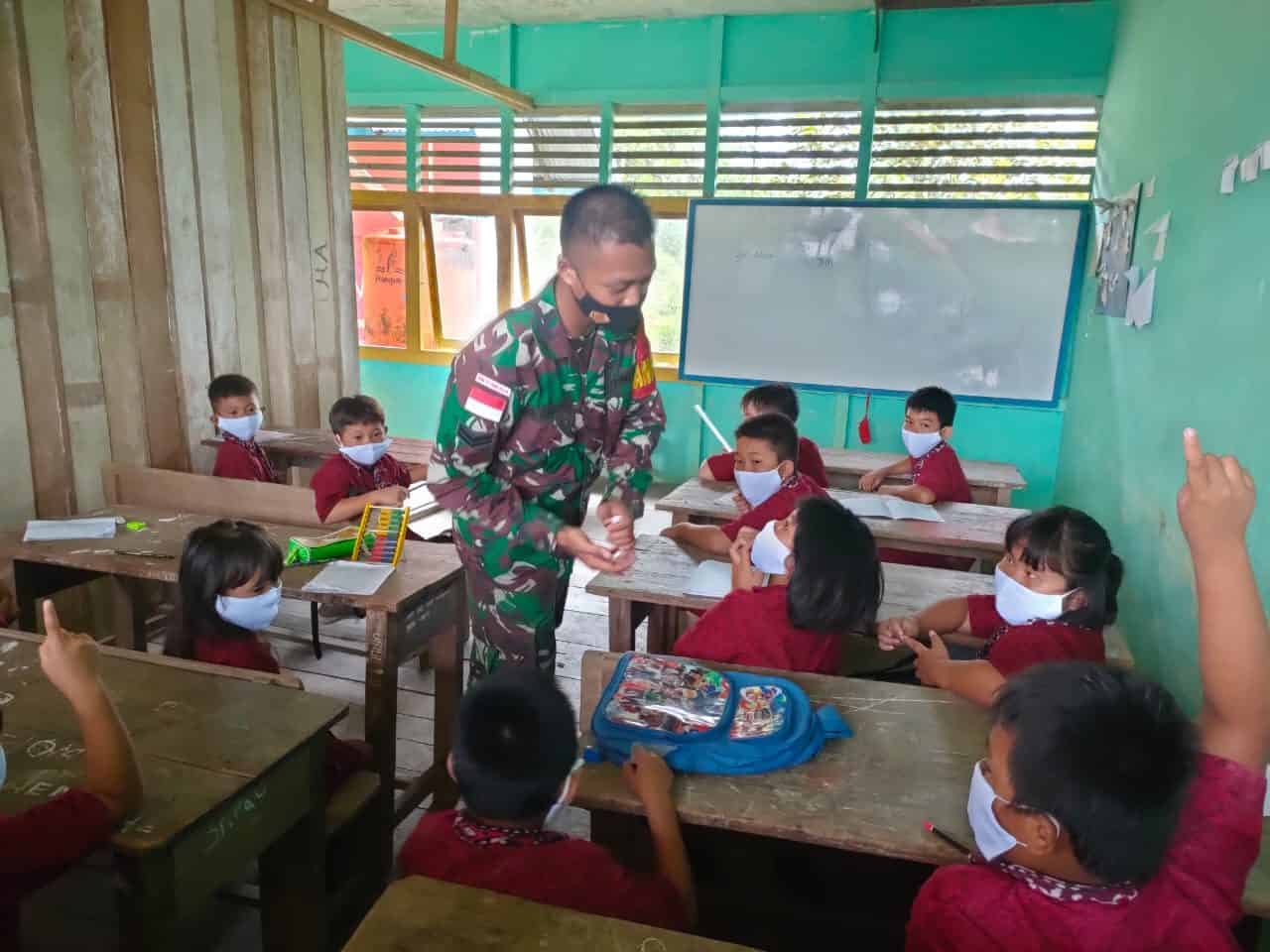 Cerdaskan anak Bangsa, Anggota Satgas Yonif 144/JY Mengajar Bahasa Indonesia Di Perbatasan
