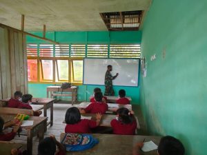 Cerdaskan anak Bangsa, Anggota Satgas Yonif 144/JY Mengajar Bahasa Indonesia Di Perbatasan