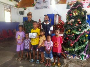 Satgas Yonarhanud 11/WBY Kunjungi SMTPI dan Bagikan Al-Kitab di Negeri Seriholo