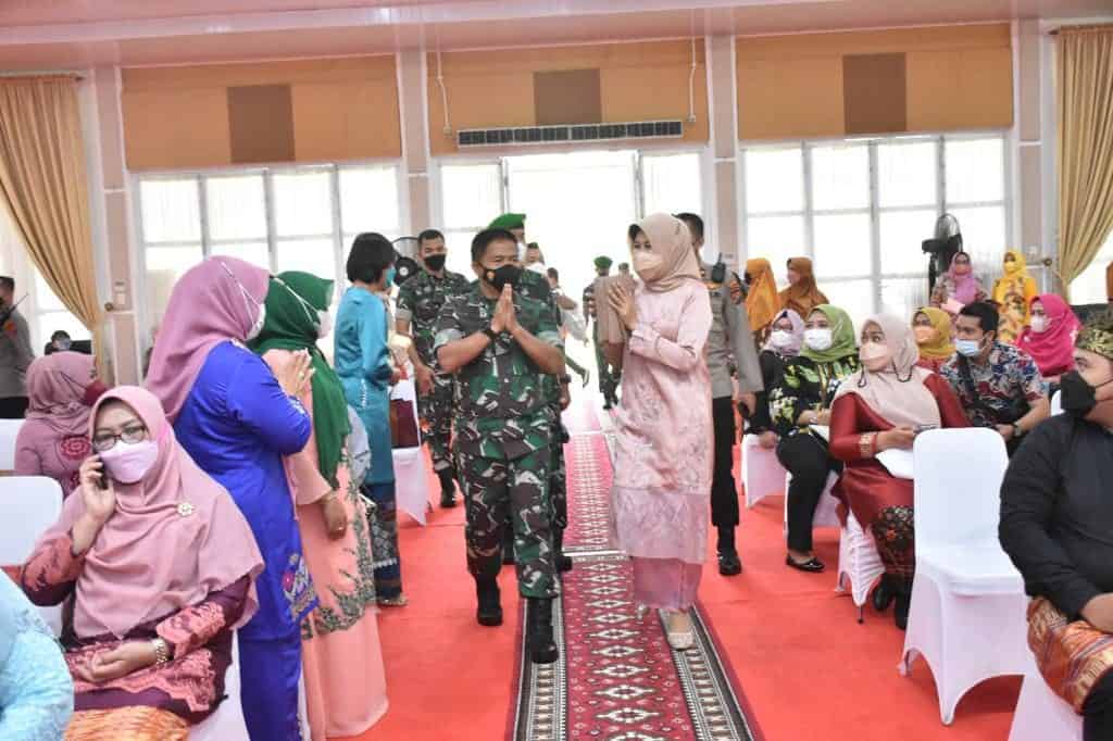 Pangdam I/BB Bersama Ketua Persit KCK PD I/BB Hadiri Perayaan Hari Ibu ke-93 Provinsi Sumut