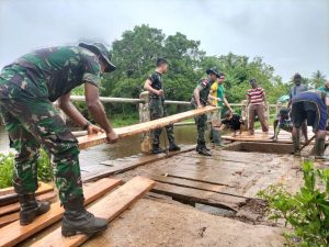 Satgas Yonif 123/Rajawali Bersama Warga Perbaiki Jembatan Rusak Di Perbatasan RI-PNG