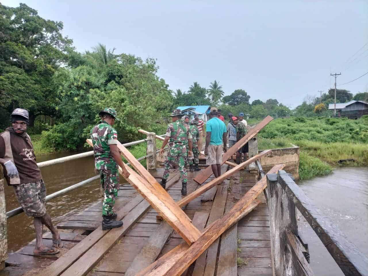 Satgas Yonif 123/Rajawali Bersama Warga Perbaiki Jembatan Rusak Di Perbatasan RI-PNG