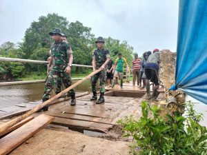 Satgas Yonif 123/Rajawali Bersama Warga Perbaiki Jembatan Rusak Di Perbatasan RI-PNG