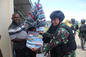 Sambut Perayaan Natal, Satgas Yonif PR 431/SSP Berbagi Kebahagiaan Dengan Warga Ndunga