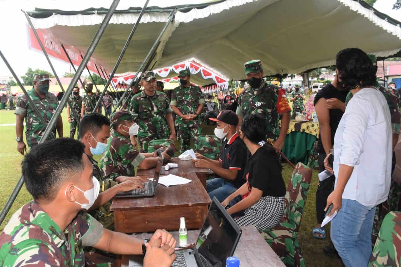 Pangdam Tinjau Serbuan Vaksinasi dan Pameran Alutsista Hari Kedua, Masyarakat Antusias