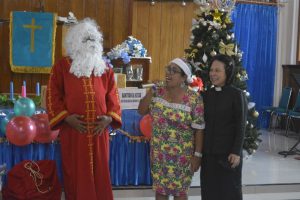 Memeriahkan Natal, Satgas Yonarhanud 11/WBY Bagikan Hadiah Natal dan Al-Kitab Kepada Gereja Nafiri Sion Passo