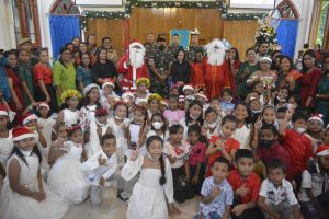 Memeriahkan Natal, Satgas Yonarhanud 11/WBY Bagikan Hadiah Natal dan Al-Kitab Kepada Gereja Nafiri Sion Passo
