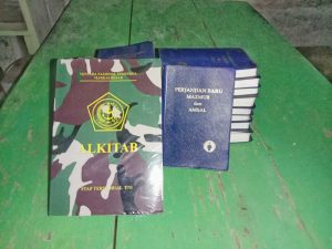 Jelang Natal, Satgas Yonif 144/JY Berikan Bantuan Alkitab di GKE Maranatha