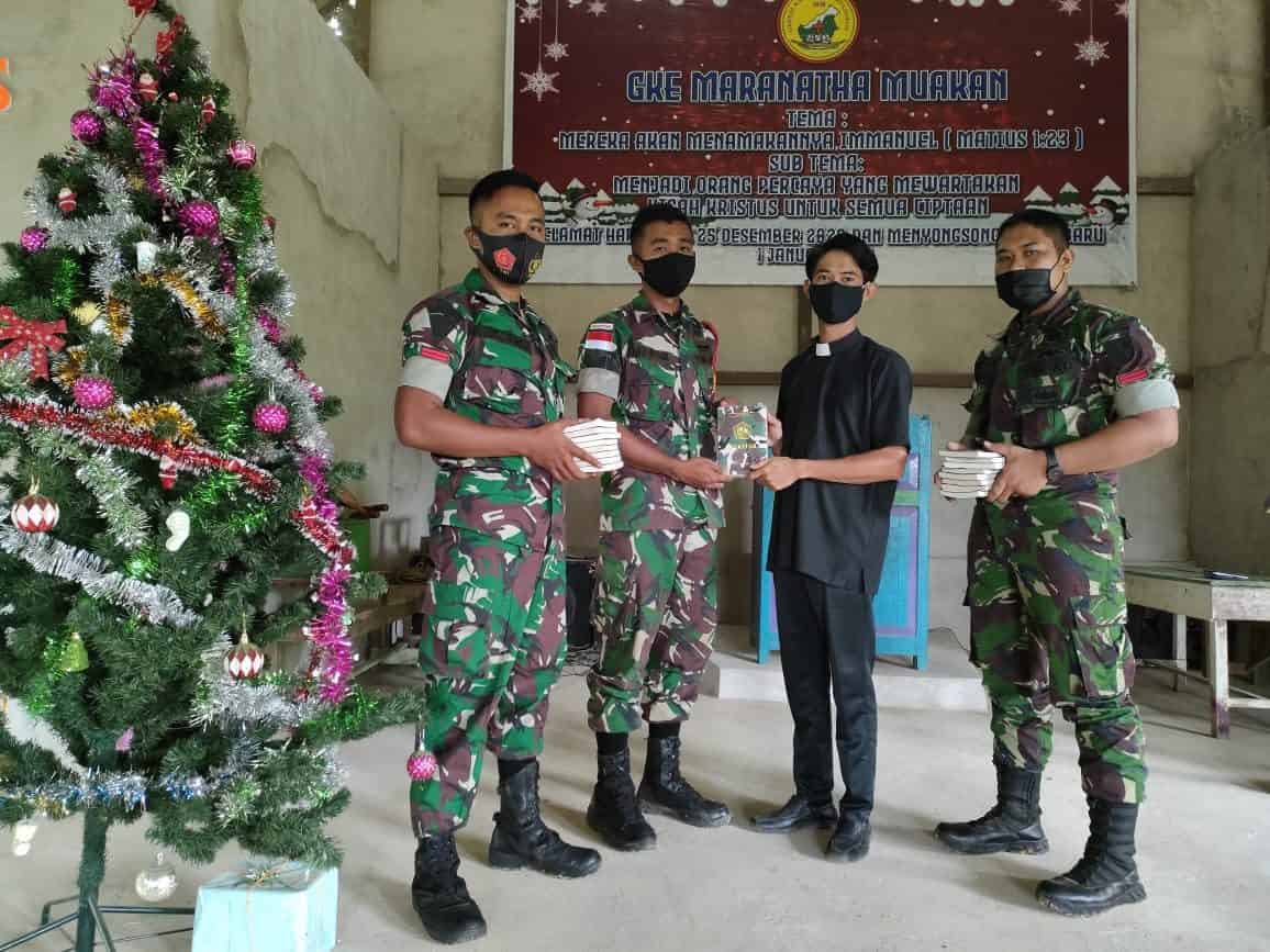 Jelang Natal, Satgas Yonif 144/JY Berikan Bantuan Alkitab di GKE Maranatha