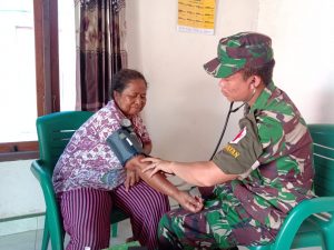 Satgas Kodim Maluku Batalyon Arhanud 11/WBY, Berikan Pelayanan Pengobatan Langsung Ke Rumah Warga