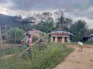 Anggota Satgas Yonif 144/JY Bersama Karang Taruna Gotong Royong Bersihkan Balai Dusun di Perbatasan