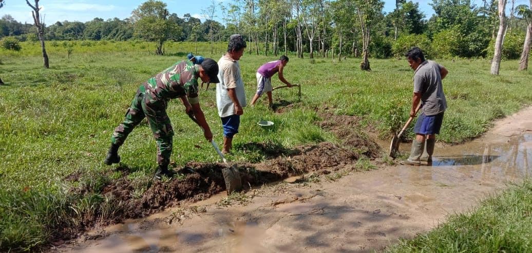 Satgas Pamtas Yonif Mekanis 643/Wns Bersama Warga Karya Bakti Perbaiki Jalan Di Perbatasan