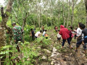 Satgas Yonif 743/PSY Tanam Ratusan Pohon Jambu Air di Perbatasan