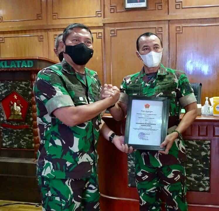 Pussenarmed Terima Penghargaan dari Dankodiklatad Atas Prestasi Pertanggung Jawaban Keuangan Juara II Tingkat TNI AD dan Tanginas Award KPPN