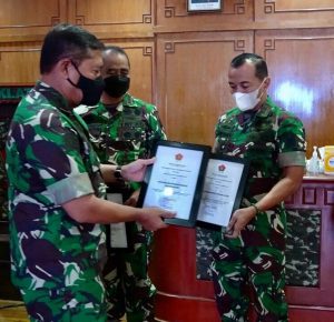 Pussenarmed Terima Penghargaan dari Dankodiklatad Atas Prestasi Pertanggung Jawaban Keuangan Juara II Tingkat TNI AD dan Tanginas Award KPPN