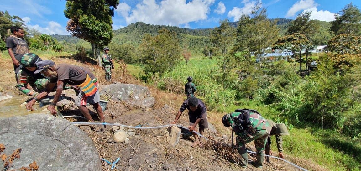 Atasi Kesulitan Rakyat, Satgas Yonif MR 412 Bangun Bak Penampungan Air di Papua