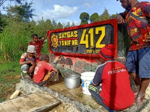 Atasi Kesulitan Rakyat, Satgas Yonif MR 412 Bangun Bak Penampungan Air di Papua