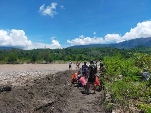 Satgas Yonif 743/PSY Bersama Masyarakat Buat Saluran Air di Perbatasan