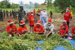 Kodam XVII/Cenderawasih Berbagi Kasih Bersama Jemaat Gereja Gidi Lembah Sunyi Angkasa