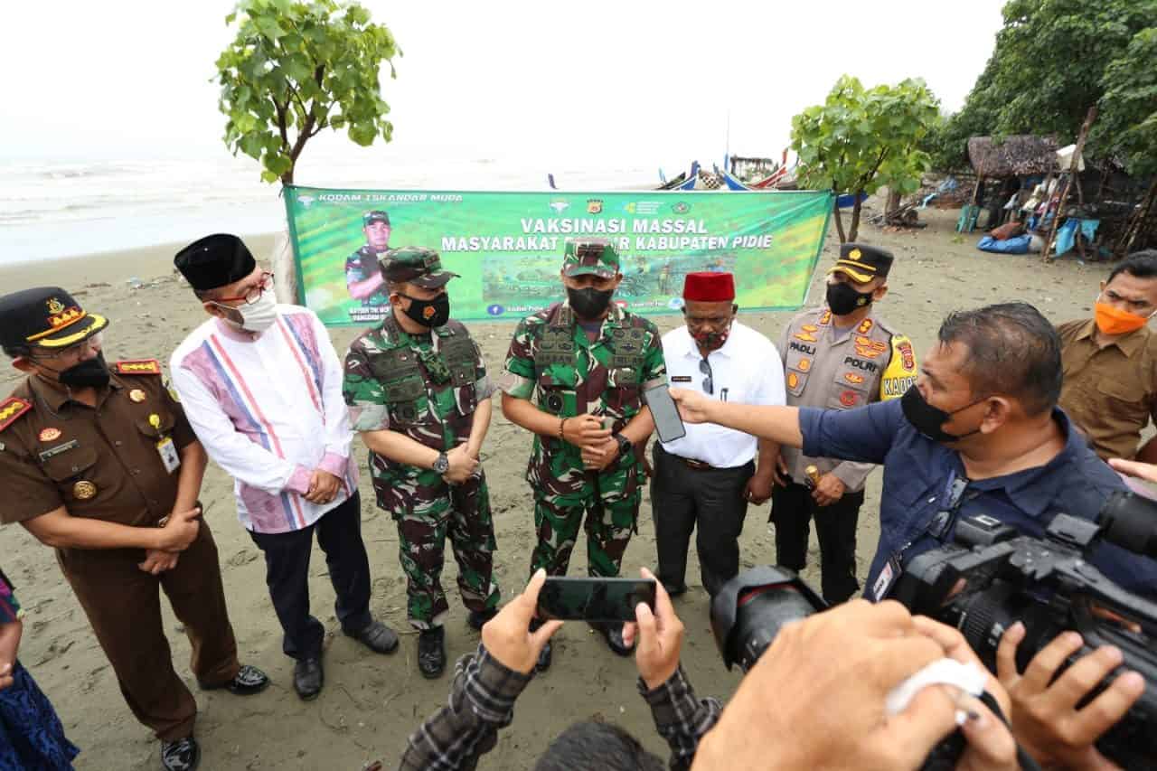 Di tengah Guyuran Hujan, Pangdam IM Tinjau Vaksinasi Massal Masyarakat Pesisir Pidie