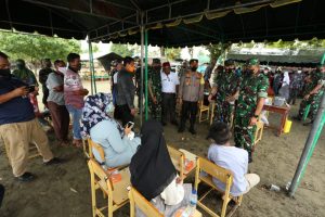 Di tengah Guyuran Hujan, Pangdam IM Tinjau Vaksinasi Massal Masyarakat Pesisir Pidie