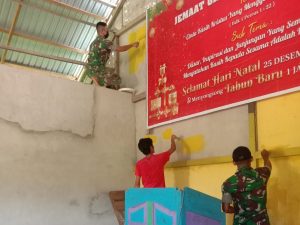 Anggota Satgas Yonif 144/JY Bantu Pengecatan Gereja GKE Maranatha Bersama Warga Perbatasan