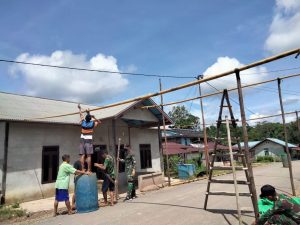 Anggota Satgas Yonif 144/JY Bantu Pembuatan Gapura Desa Bersama Warga di Perbatasan