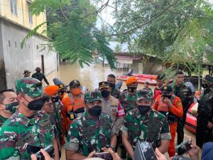 Hadir Ditengah Pengungsi, Pangdam IM Tinjau dan Antar Bantuan Korban Banjir Aceh Utara