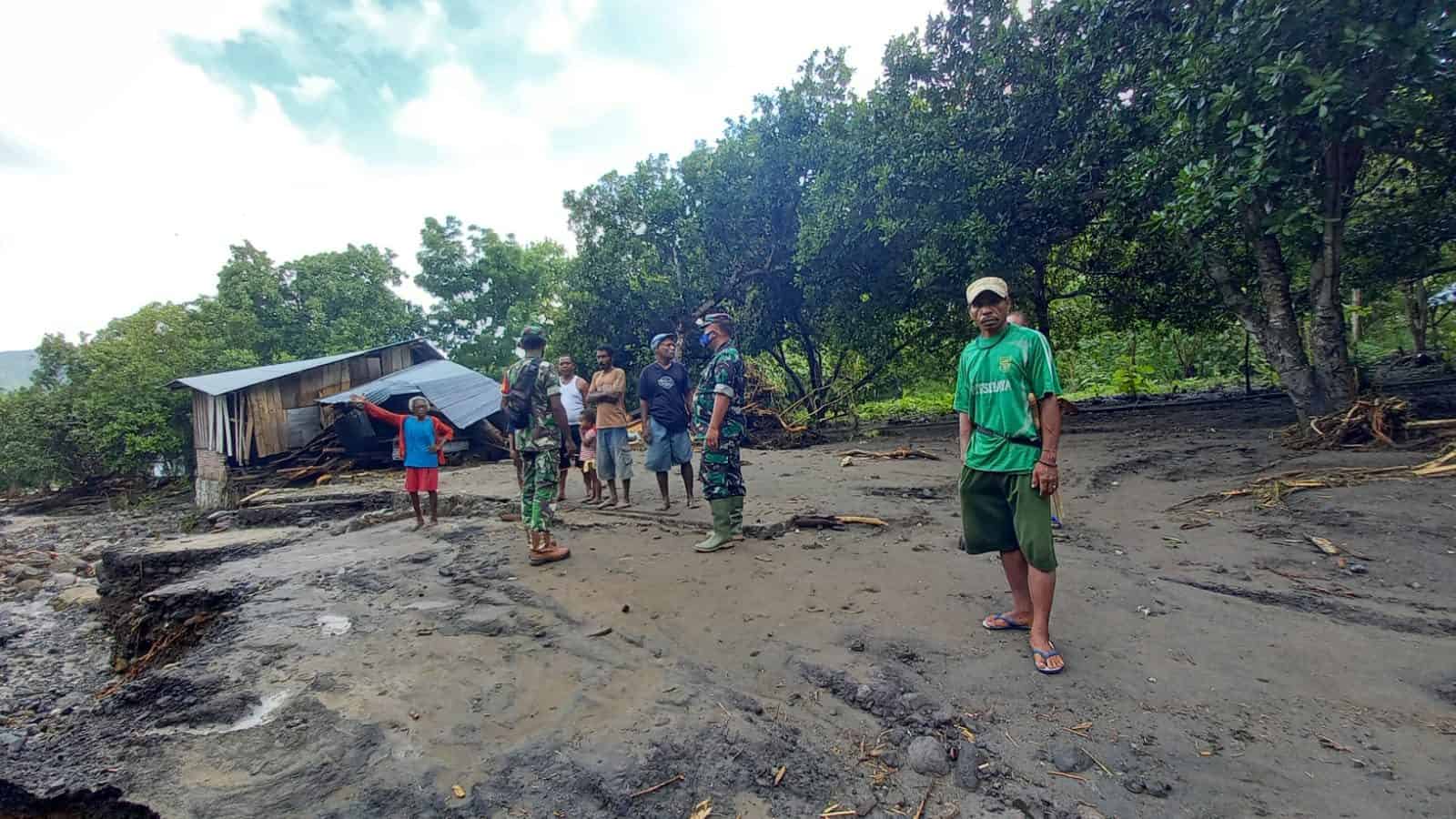 Pasca Banjir, Dandim Alor Terjunkan Personelnya Bantu Warga