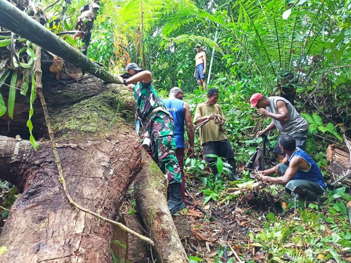 Satgas Yonarhanud 11/WBY Bersama Warga Negeri Mahu Perbaiki Saluran Pipa Air Bersih