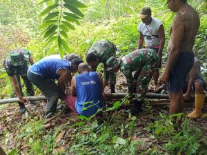Satgas Yonarhanud 11/WBY Bersama Warga Negeri Mahu Perbaiki Saluran Pipa Air Bersih
