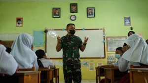 Kasad Memotivasi Anak-Anak SD di Tapal Batas Negara