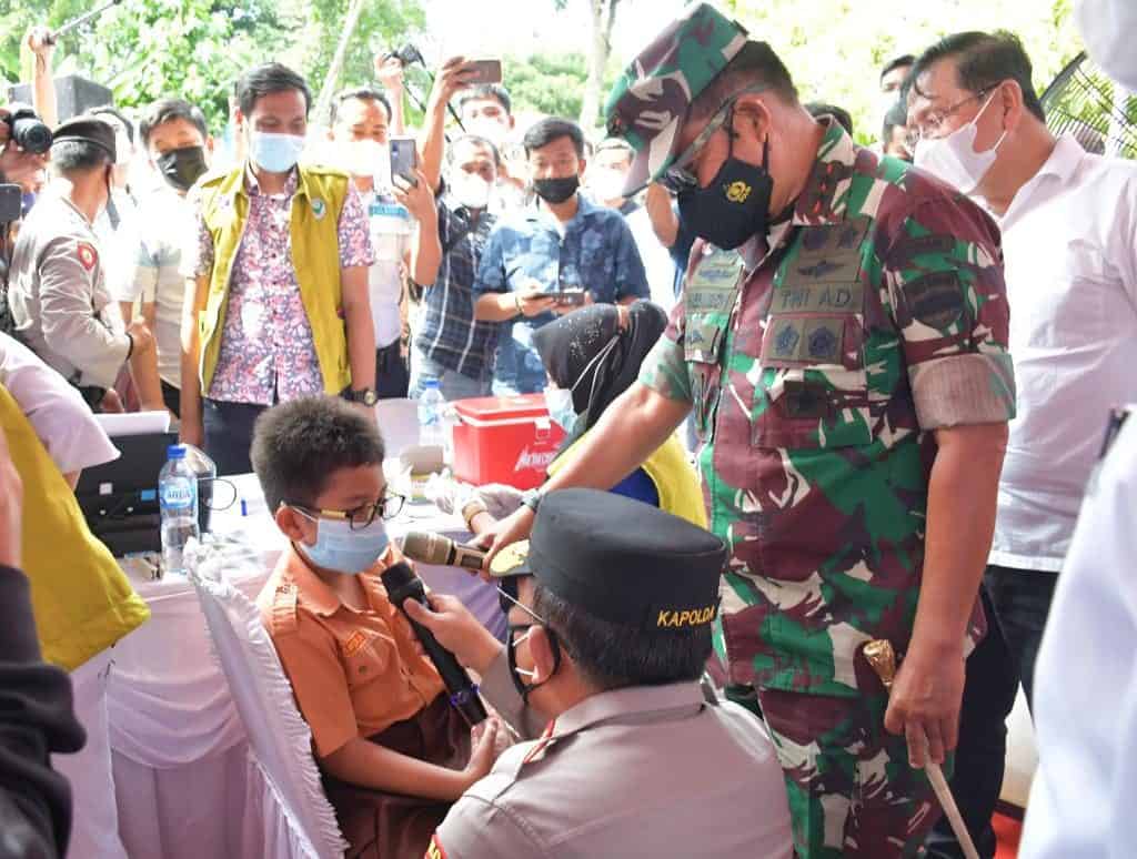 Pangdam I/BB Bersama Kapoldasu Turun Dan Tinjau Pelaksanaan Vaksinasi di Kota Rambutan