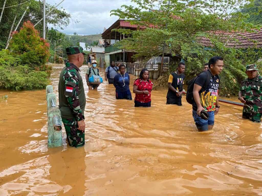 Pasca Banjir dan Longsor di Jayapura Korem 172/PWY Siagakan Personel