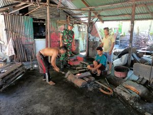 Kegiatan Anjangsana Pos Ramil Wakal-Hitu ke Rumah Seorang Pandai Besi di Desa Wakal