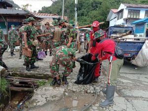 Korem 172/PWY Bantu Pembersihan Pasca Banjir di Kota Jayapura