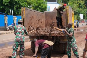 Pasca Banjir dan Longsor Satuan Jajaran Kodam XVII/Cenderawasih Gelar Kerja Bakti Massal di Kota Jayapura
