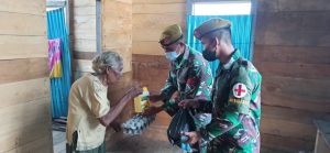 Satgas Yonarhanud 11/WBY Berikan Bantuan Sembako Warga Desa Dobo