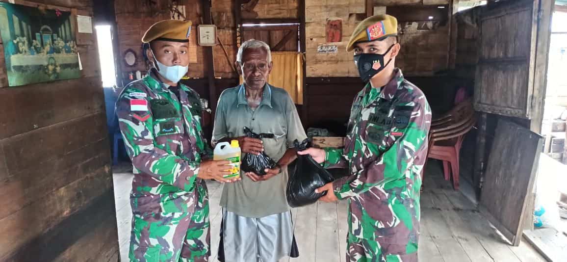 Satgas Yonarhanud 11/WBY Berikan Bantuan Sembako Warga Desa Dobo