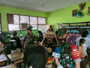 Danramil 09/Telanaipura Datangkan Gatot Kaca Untuk Pelaksanaan Vaksinasi.