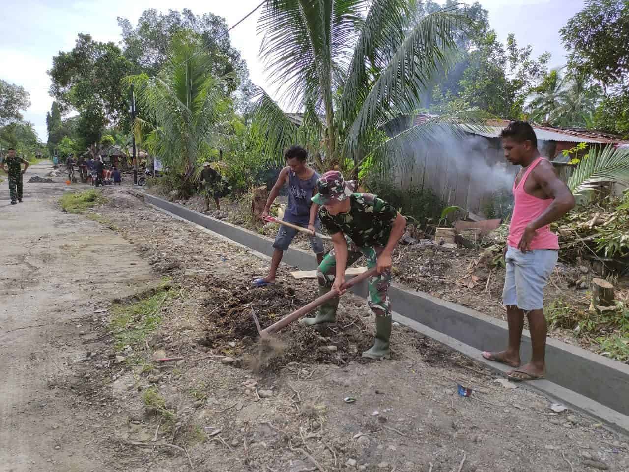 Sertu Wijayanto Danpos Ramil Waesamu, Inisiatif Perbaiki Selokan Jalan Penyebab Banjir dan Genangan Air
