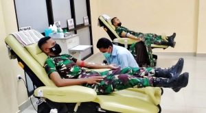 Pesonel Satgas Yonif 743/PSY Donorkan Darah Untuk Warga Perbatasan