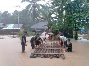 Responsif dan Inovatif, Satgas Pamtas Yonif Mekanis 643/Wns Buat Rakit Kayu Evakuasi Warga Akibat Banjir.