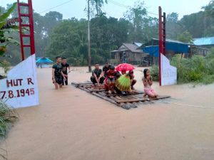 Responsif dan Inovatif, Satgas Pamtas Yonif Mekanis 643/Wns Buat Rakit Kayu Evakuasi Warga Akibat Banjir.